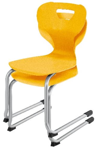 Zwei gelbe Kunststoffstühle mit Metallbeinen werden zusammen gestapelt. Die Stühle haben ein modernes Design mit gebogener Rückenlehne und ausgeschnittenen Griffen. Die Beine sind silberfarben mit schwarzen Endkappen.