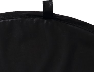 Nahaufnahme des geschwungenen Rands eines schwarzen Stoffobjekts, möglicherweise einer Tasche oder einer Decke, mit einer kleinen schwarzen Schleife in der oberen Mitte. Der Hintergrund ist weiß.