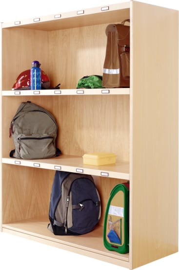 Ein Holzregal mit drei Reihen, die jeweils Rucksäcke, eine Brotdose, einen roten Helm, eine blaue Wasserflasche, eine grüne Tasche und eine grüne Brotdose mit transparenter Front enthalten. Auf jedem Regal befinden sich leere Etikettenhalter.