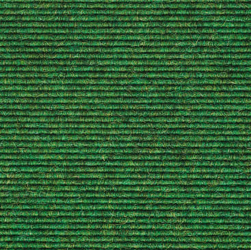 Nahaufnahme von grünen synthetischen Grasfasern, die in gleichmäßigen horizontalen Reihen angeordnet sind, wodurch ein strukturiertes und gleichmäßiges Muster auf dem Bild entsteht.