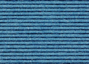 Nahaufnahme eines strukturierten blauen Stoffes mit sichtbaren horizontalen Rillen und Fasern, die ein sich wiederholendes Streifenmuster auf der Oberfläche bilden.