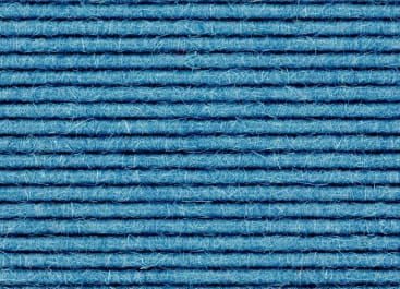 Nahaufnahme mehrerer horizontaler Reihen blauer Garne oder Fäden, die sauber aufgereiht sind und feine Fasern und Texturen aufweisen. Das Bild konzentriert sich auf die detaillierte Oberfläche und das Muster der Fäden.