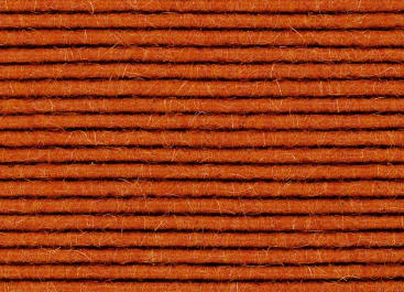 Nahaufnahme eines orangefarbenen Kordgewebes mit parallelen, gleichmäßig verteilten Rippen und feiner Faserstruktur mit sichtbaren Fäden und Fasern.