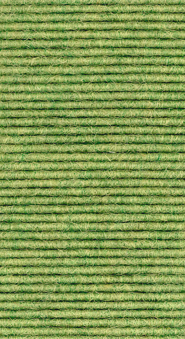 Nahaufnahme eines grünen Garns oder Fadens, der horizontal in parallelen Reihen aufgewickelt ist und dessen Textur sowie leichte Farb- und Dickenunterschiede zu erkennen sind.