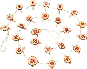 Eine Schnurgirlande mit 24 runden Holzclips, die jeweils von 1 bis 24 in Rot nummeriert sind. Die Clips sind in Abständen entlang der Schnur spiralförmig auf weißem Hintergrund angeordnet.