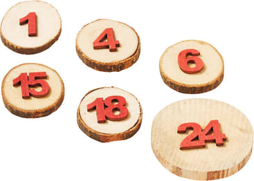 Sechs runde Holzscheiben, jede mit einer roten Zahl auf der Oberseite. Die Zahlen lauten 1, 4, 6, 15, 18 und 24. Die Scheiben variieren in Größe und Holzmaserung.