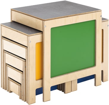 Ein Set aus modularen Holzmöbeln, bestehend aus einem Tisch und zwei Stühlen mit bunten Seitenteilen in Grün, Blau und Orange, die sich zur kompakten Aufbewahrung ineinander schieben lassen.
