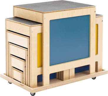 Ein mobiler Holzschrank mit Schubladen auf einer Seite, farbigen Paneelen auf der Vorderseite und den Seiten, einer flachen Oberfläche und Rollen am Boden.