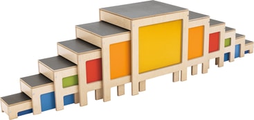Eine Reihe von Holzstufen, die pyramidenförmig angeordnet sind, wobei jede Stufe mit einer andersfarbigen rechteckigen Platte versehen ist, darunter blau, grün, orange, gelb und rot.