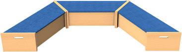 Ein dreiteiliges Holzbank-Set in U-Form, mit blauen gepolsterten Sitzflächen und Griffen an den Seiten zum leichten Anheben.