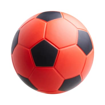 Ein roter und schwarzer Fußball mit einem klassischen Sechseck- und Fünfeckmuster wird vor einem weißen Hintergrund gezeigt.