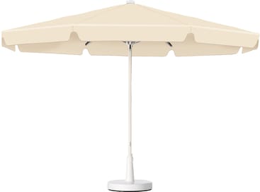 Ein großer beiger Terrassenschirm mit runder Kappe und einer zentralen weißen Stange, der auf einem runden weißen Sockel steht, ist vor einem schlichten weißen Hintergrund abgebildet.