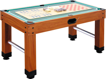 Ein Multi-Game-Tisch mit Holzoberfläche, der Flächen für Poolbillard, Schach und Backgammon bietet. Die Spielfiguren, einschließlich Dame, Schachfiguren und Würfel, werden auf dem Tisch platziert. Der Tisch hat robuste Beine mit schwarzen Füßen.