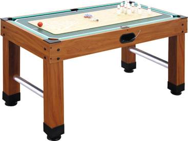 Ein hölzerner Spieltisch mit grüner und beiger Spielfläche, auf der sich Miniatur-Bowlingpins, eine Kugel und ein Kolbenmechanismus befinden. Der Tisch hat robuste Beine mit schwarzen Füßen und Metallstangen.