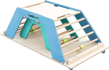 Ein Klettergerüst aus Holz mit blauen Seitenwänden, grünen Akzenten und mehreren Holzsprossen, das für das Spiel und die körperliche Betätigung von Kindern konzipiert ist. Die Struktur steht auf einem flachen Holzsockel mit Rädern.