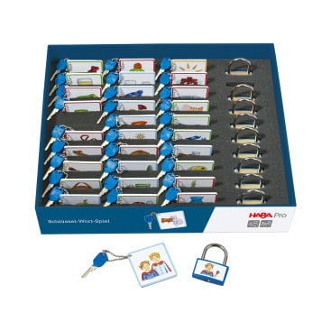 Ein Spielset mit mehreren Kartenreihen, jede Karte mit einem anderen Bild, Schlüsselpaaren mit blauen Schlüsselanhängern und Vorhängeschlössern in einer blauen Schachtel mit der Aufschrift HABA Pro. Zwei Karten, ein Schlüssel und ein Schloss sind vorne abgebildet.