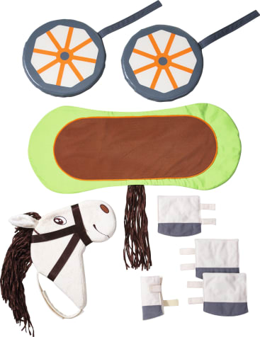 Eine Sammlung von Spielzeug-Kostümzubehör, darunter zwei runde Gegenstände mit orangefarbenen und weißen Speichen, ein grünes und braunes rechteckiges Stück, ein Plüschpferdekopf mit Zügeln und vier Stoffrechtecke, zwei mit blauen und zwei mit rosa Bändern.