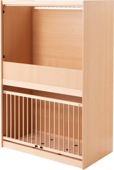 Ein hölzernes Kinderbett mit Lattenrost in der unteren Hälfte und einem offenen Regal darüber, das ohne Matratze oder Bettzeug gezeigt wird. Das Kinderbett ist aus hellem Holz und steht vor einem schlichten Hintergrund.