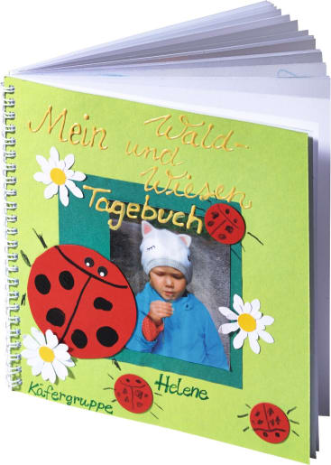 Ein spiralgebundenes Buch mit grünem Einband, verziert mit Marienkäfern, Gänseblümchen und einem Foto eines Kindes in blauer Jacke und weißem Hut. Der Einband ist mit Mein Wald- und Wiesen Tagebuch beschriftet und enthält den Namen Helene.