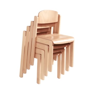 Vier Stühle aus hellem Holz sind auf weißem Grund gestapelt und zeigen ihr kompaktes und platzsparendes Design.