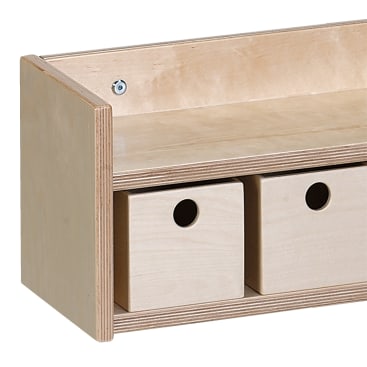 Nahaufnahme eines Holzregals mit zwei kastenförmigen Schubladen, die jeweils ein rundes Loch als Griff haben. Das Regal ist aus hellem Holz gefertigt und hat ein einfaches, funktionales Design.