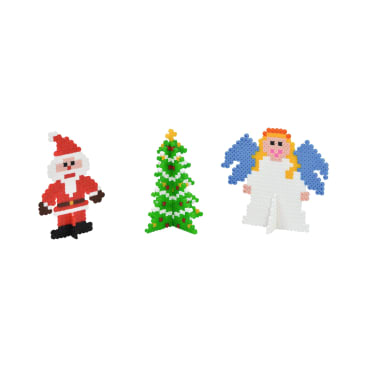 Drei Perlenkunstfiguren sind abgebildet: ein Weihnachtsmann auf der linken Seite, ein grüner Weihnachtsbaum mit einem gelben Stern in der Mitte und ein Engel mit blauen Flügeln und einem weißen Kleid auf der rechten Seite.
