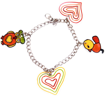 Ein silbernes Kettenarmband mit vier bunten Anhängern: zwei herzförmige Anhänger mit geschichtetem Design und zwei vogelförmige Anhänger, einer grün und orange, der andere gelb und rot.