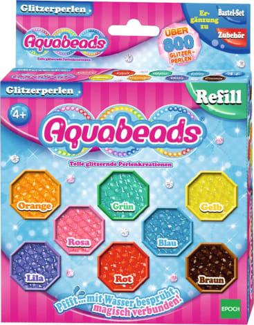 Eine Schachtel Aquabeads Glitzerperlen Nachfüllset mit acht Fächern mit verschiedenfarbigen Perlen (orange, rosa, grün, gelb, lila, rot, blau, braun) mit deutschem Text und einem rosa, blauen und lila Hintergrund.