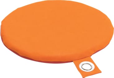 Ein rundes, flaches, orangefarbenes Kissen mit einer kleinen Stofflasche, die auf einer Seite ein metallverstärktes Loch aufweist, vor einem weißen Hintergrund.