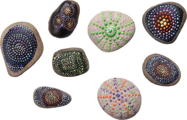 Acht glatte, unterschiedlich geformte Steine sind mit bunten Punktmustern verziert, die in Kreis- und Spiralmustern angeordnet sind und orange, grüne, violette, weiße, blaue und rote Punkte auf dunklem oder hellem Steinhintergrund enthalten.