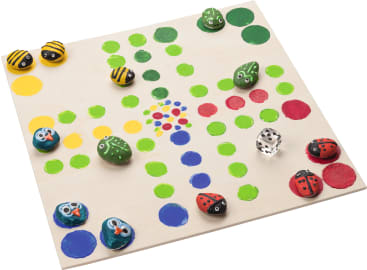 Ein handbemaltes Brettspiel mit farbigen Kreisen und bemalten Steinsplittern, die Bienen, Fröschen, Marienkäfern und blauen Vögeln ähneln, sowie zwei Würfeln. Das Spielbrett hat rote, gelbe, grüne und blaue Pfade.