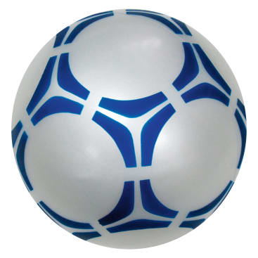 Ein weißer Fußball mit einem Muster aus blauen geometrischen Formen auf seiner Oberfläche, fotografiert vor einem schlichten weißen Hintergrund.