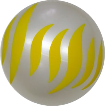 Ein weißer Strandball mit geschwungenen gelben Streifen in gleichmäßigen Abständen auf seiner Oberfläche.