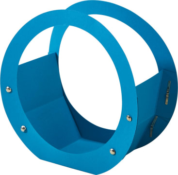 Eine blaue kreisförmige Struktur aus Papier oder Karton mit zwei großen Ringen, die durch flache Platten und Metallverschlüsse an den Seiten verbunden sind und eine geometrische, offene Form bilden.