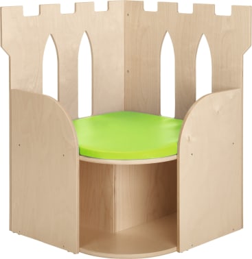 Ein Holzstuhl in Form eines Schlossturms mit zinnenbewehrter Rückenlehne und Spitzbogenausschnitten, mit einem abgerundeten grünen Sitzkissen und einer unteren Ablagefläche.