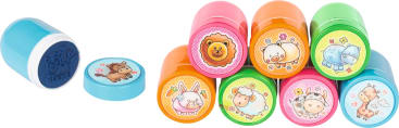 Eine Gruppe bunter Plastikstempel mit Cartoon-Tiermotiven auf den Deckeln, darunter ein Pferd, ein Löwe, ein Schwein, ein Elefant, ein Kaninchen, ein Schaf, eine Kuh und ein weiteres Schwein. Ein Stampfer ist geöffnet und zeigt einen Pferde-Stempelabdruck.