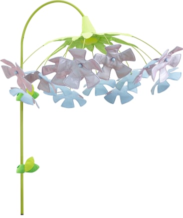 Eine dekorative Gartenskulptur aus Metall in Form einer überdimensionalen Blume mit blauen und rosafarbenen Blütenblättern, die von einem gebogenen grünen Stiel mit einem einzelnen grünen Blatt am unteren Teil nach unten hängen.