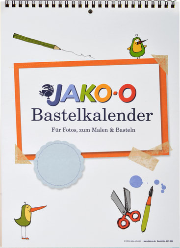 Ein Kalendercover mit dem Titel "JAKO-O Bastelkalender" in großen Buchstaben, umgeben von Zeichnungen eines Bleistifts, zweier Vögel, einer Schere, eines Pinsels, Klebeband und eines leeren blauen Kreises. Der Text darunter besagt, dass er zum Fotografieren, Malen und Basteln gedacht ist.