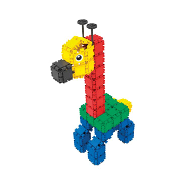 Eine Giraffenfigur aus ineinander greifenden Plastikspielzeugblöcken in den Farben Rot, Gelb, Grün, Blau und Schwarz, mit einem langen Hals, vier Beinen, einem Schwanz, Augen, Ohren und zwei schwarzen Knöpfen auf dem Kopf.