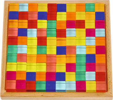 Ein Holztablett, gefüllt mit Reihen von kleinen, bunten, durchsichtigen Kunststoffwürfeln, die in einem Gittermuster angeordnet sind. Die Würfel sind rot, orange, gelb, grün, blau und rosa und erzeugen einen leuchtenden Mosaik-Effekt.
