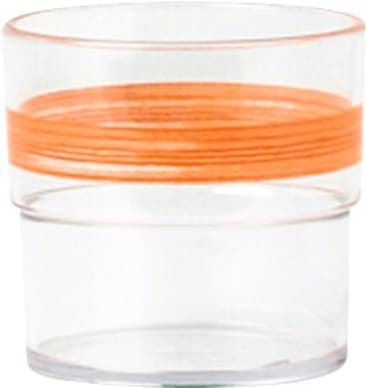 Ein Klarglasbecher mit einem dicken orangefarbenen horizontalen Streifen in der oberen Mitte vor einem schlichten weißen Hintergrund.