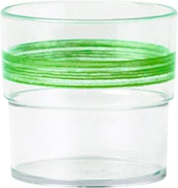 Ein Klarglasbecher mit einem dicken grünen Streifen in der Mitte. Das Glas hat eine einfache, zylindrische Form mit geraden Seiten.