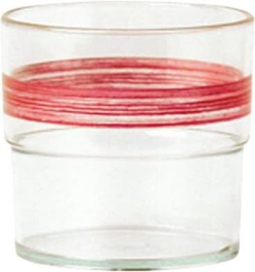 Ein klares Trinkglas mit einem dicken Band aus roten horizontalen Linien um den oberen Mittelteil. Das Glas hat gerade Seiten und einen etwas dickeren Boden.