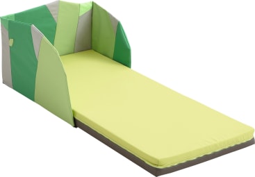 Ein faltbares Kinderbett aus Schaumstoff mit einer befestigten Rückenlehne und Seitenteilen in verschiedenen Grün- und Grautönen, mit einer flachen gelb-grünen Matratze. Das Bett steht vor einem schlichten weißen Hintergrund.