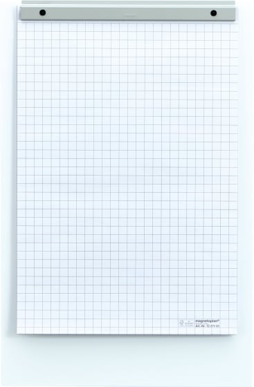 Ein großer Block Millimeterpapier mit einer Metallbindung am oberen Rand ist an einer Wand befestigt. Das Papier hat ein Raster aus hellblauen Quadraten und ist leer. Die Marke und ein kleiner Text sind unten rechts aufgedruckt.