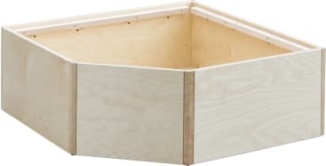 Eine sechseckige Holzkiste mit hellen, glatten Paneelen und sichtbarer Maserung steht auf einem weißen Hintergrund. Die Kiste ist oben offen und hat verstärkte Kanten.