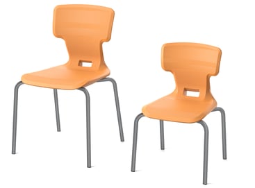 Zwei orangefarbene Kunststoffstühle mit Metallbeinen sind nebeneinander auf weißem Hintergrund abgebildet; der eine Stuhl ist höher als der andere, was ihren Höhenunterschied hervorhebt.