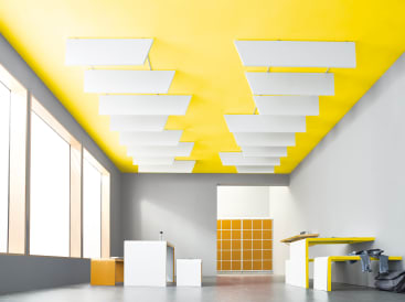 Ein modernes Büro mit einer leuchtend gelben Decke, weißen Akustikpaneelen, großen Fenstern, grauen Wänden und minimalistischen Möbeln wie einem Schreibtisch, einer gelben Bank und Schränken mit gelben und weißen quadratischen Fronten.