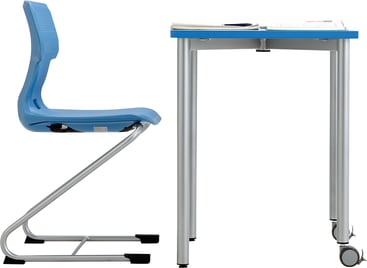 Ein blauer Kunststoffstuhl mit Metallgestell steht neben einem Schreibtisch mit Metallfüßen und blauer Tischplatte. Auf dem Schreibtisch liegen Papiere und ein Stift. Der Hintergrund ist weiß.