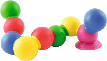 Ein Spielzeug aus bunten Plastikkugeln, die in einer Wellenlinie verbunden sind, mit roten, gelben, grünen, blauen und rosa Segmenten und einem rosa Saugnapf an einem Ende.